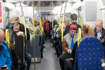 Människor sitter tysta i en pendeltågsvagn i Stockholms lokaltrafik