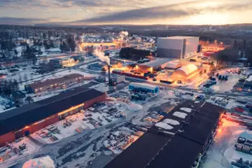 Drönarbild över industrilandskap i vinterskrud