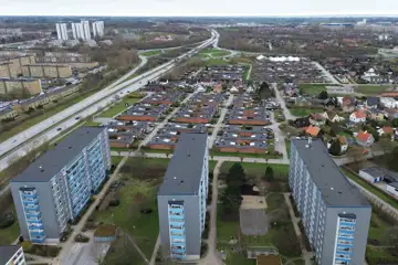Drönarbild på höghusområde intill motorväg