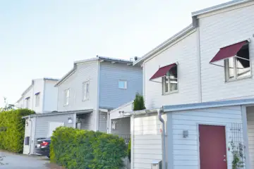 Vita radhus på en gata.