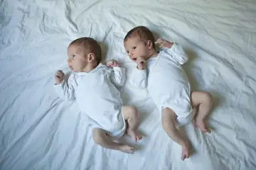 två spädbarn