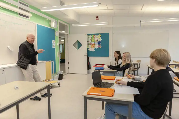 Äldre man undervisar i klassrum