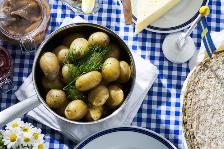 bord dukat med en karott med potatis