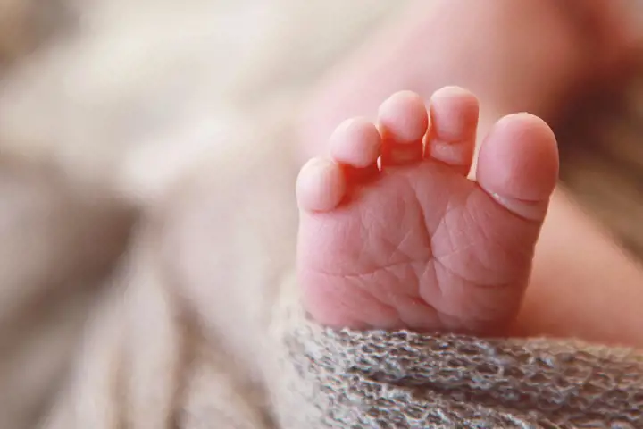 Babyfot sedd underifrån