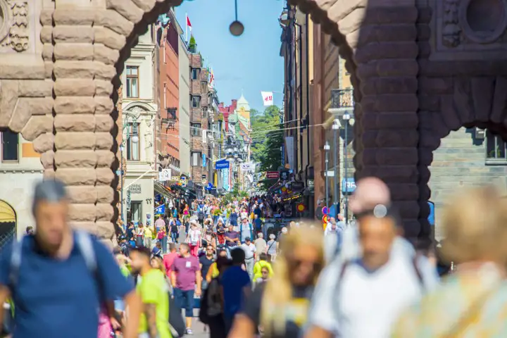 Folkvimmel på gata i Stockholm