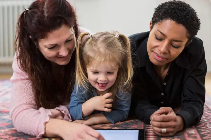 två kvinnor och ett barn