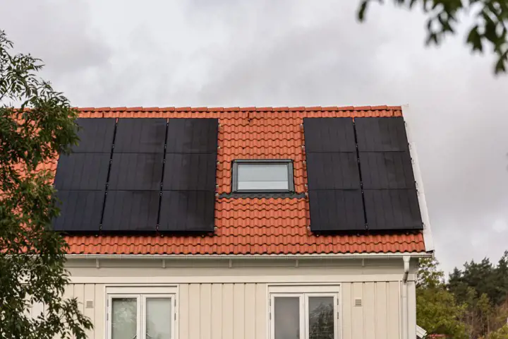 Paneler med solceller på villatak