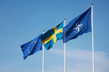 Svenska flaggan och EU- och Nato flaggorna