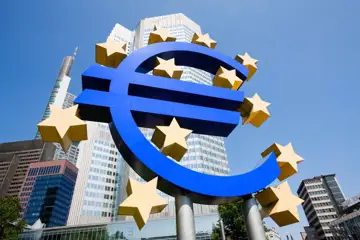 Euro-tecken framför byggnader