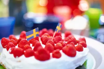 I år blir midsommartårtan billigare
