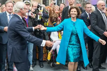 Kungen och Silvia framför folksamling