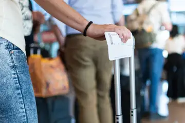 Person som håller i flygbiljett