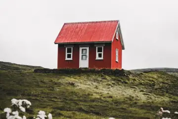 ensamt hus på kulle