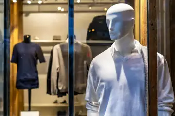 Skyltfönster med manlig skyltdocka med kofta