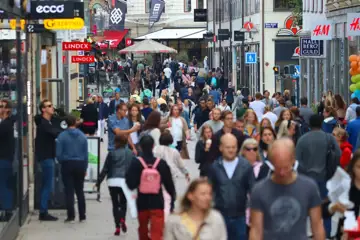 Människor rör sig på en shoppinggata i centrala Göteborg.