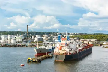 Transportfartyg i Göteborgs hamn.