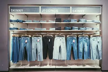 Jeans hänger på rad i en butik
