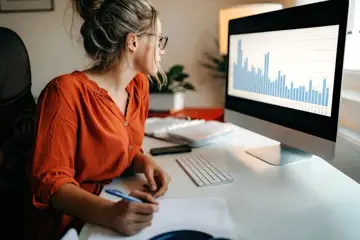 kvinna framför datorskärm