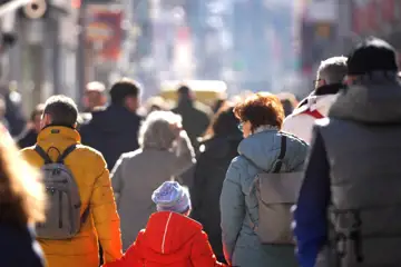 Människor som promenerar sedda bakifrån