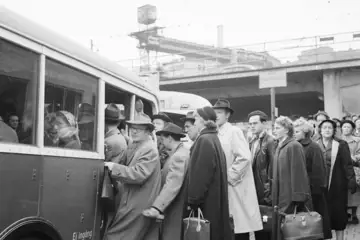 stockholmare trängs på buss