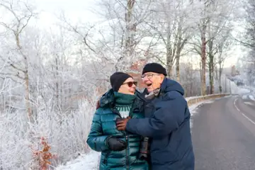 skrattande äldre par