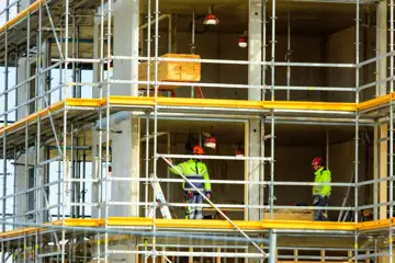 Byggjobbare vid byggnadsställning